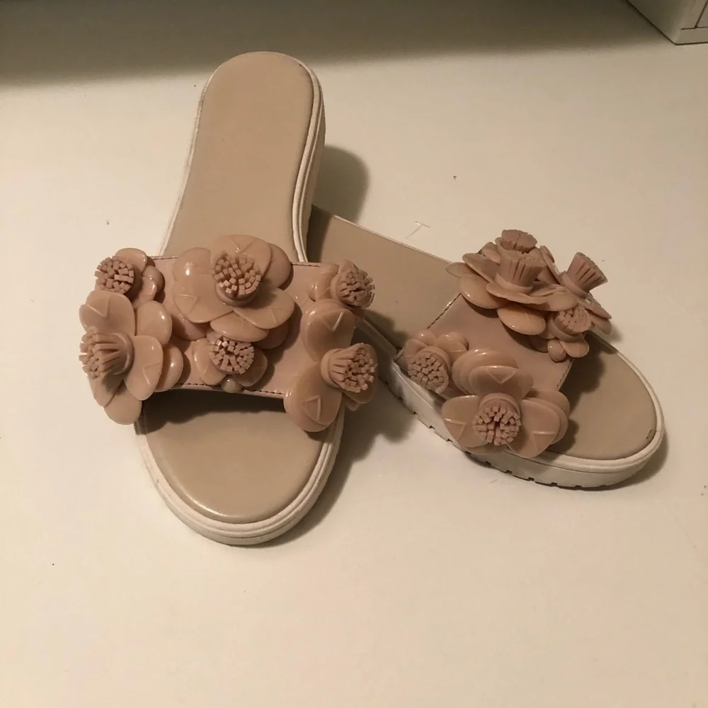 Nine West beautiful natural color rubber sandal